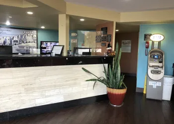 Super 8 by Wyndham Tulsa/Route 66 hotel thumbnail 5