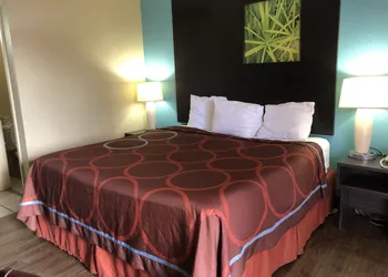 Super 8 by Wyndham Tulsa/Route 66 hotel thumbnail 6