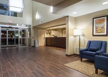 Comfort Suites Tulsa Central hotel thumbnail 3