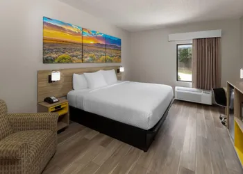 Days Inn by Wyndham Tulsa Central hotel thumbnail 8