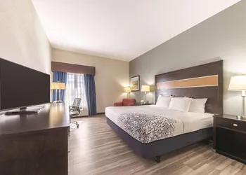 La Quinta Inn & Suites by Wyndham Tulsa - Catoosa Route 66 hotel thumbnail 3