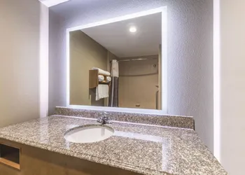 La Quinta Inn & Suites by Wyndham Tulsa - Catoosa Route 66 hotel thumbnail 7