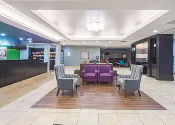 La Quinta Inn & Suites by Wyndham Tulsa Airpt / Expo Square hotel thumbnail 2