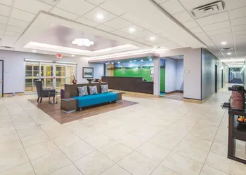 La Quinta Inn & Suites by Wyndham Tulsa Airpt / Expo Square hotel thumbnail 3