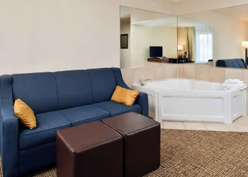 Comfort Inn & Suites Madison North hotel thumbnail 5