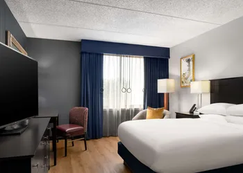DoubleTree by Hilton Hartford - Bradley Airport hotel thumbnail 4