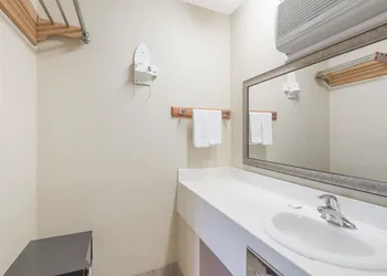 Howard Johnson by Wyndham Hartford South – Rocky Hill hotel thumbnail 7