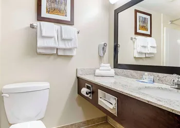 Quality Inn Airport hotel thumbnail 4