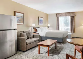 Quality Inn Airport hotel thumbnail 5