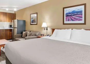 Quality Inn Airport hotel thumbnail 7