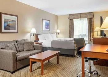 Quality Inn Airport hotel thumbnail 8