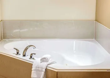 Quality Inn Airport hotel thumbnail 7