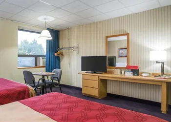 Econo Lodge Manchester hotel thumbnail 6