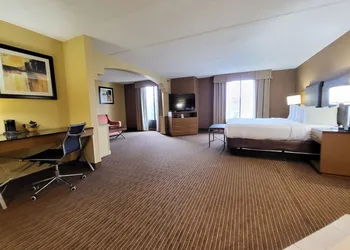 Wingate by Wyndham Greensboro/Coliseum hotel thumbnail 7