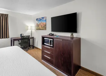 EverSpring Inn & Suites hotel thumbnail 8
