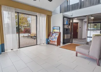 Best Western Plus The Inn at Hampton hotel thumbnail 3