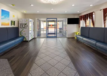 Days Inn & Suites by Wyndham Albany hotel thumbnail 4