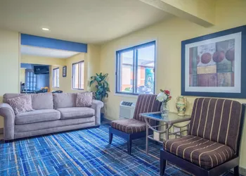 Days Inn & Suites by Wyndham Waterloo hotel thumbnail 3