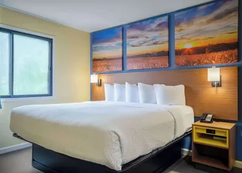 Days Inn & Suites by Wyndham Waterloo hotel thumbnail 5