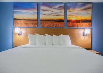 Days Inn & Suites by Wyndham Waterloo hotel thumbnail 6