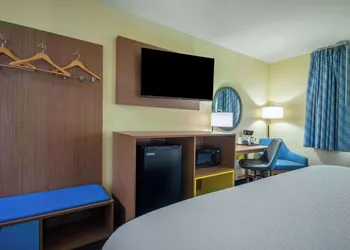 Days Inn & Suites by Wyndham Waterloo hotel thumbnail 7