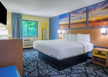 Days Inn & Suites by Wyndham Waterloo hotel thumbnail 8