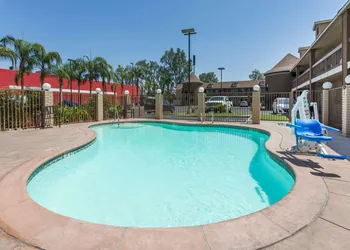 Super 8 by Wyndham Bakersfield South CA hotel thumbnail 7