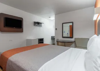 Motel 6 Bakersfield, CA - Central hotel thumbnail 8