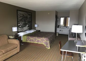 Super 8 by Wyndham Knoxville North/Powell hotel thumbnail 2