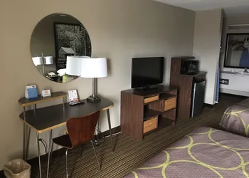 Super 8 by Wyndham Knoxville North/Powell hotel thumbnail 3