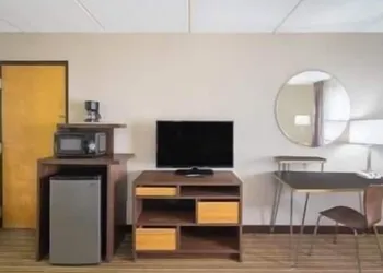 Super 8 by Wyndham Knoxville North/Powell hotel thumbnail 7