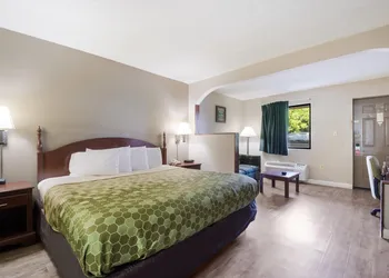 Econo Lodge Inn & Suites Knoxville East hotel thumbnail 5