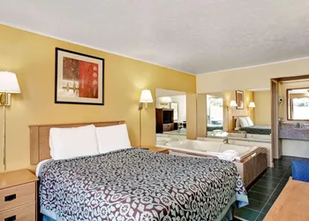 Days Inn by Wyndham Knoxville West hotel thumbnail 6