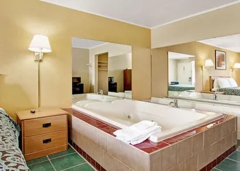Days Inn by Wyndham Knoxville West hotel thumbnail 7