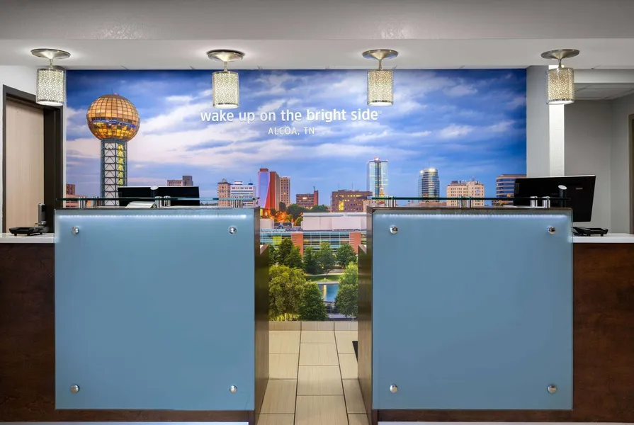 La Quinta Inn & Suites by Wyndham Knoxville Airport hotel detail image 2