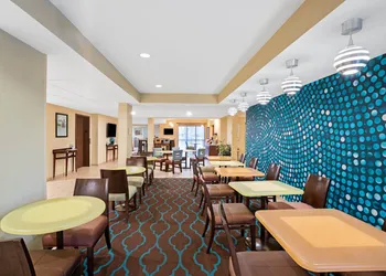 La Quinta Inn & Suites by Wyndham Knoxville Airport hotel thumbnail 4