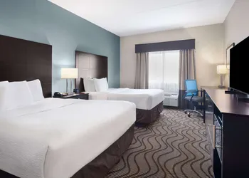 La Quinta Inn & Suites by Wyndham Knoxville Airport hotel thumbnail 5