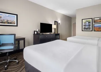 La Quinta Inn & Suites by Wyndham Knoxville Airport hotel thumbnail 6