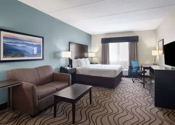 La Quinta Inn & Suites by Wyndham Knoxville Airport hotel thumbnail 7