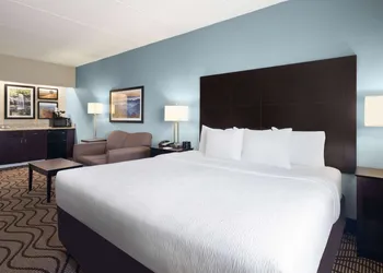 La Quinta Inn & Suites by Wyndham Knoxville Airport hotel thumbnail 8