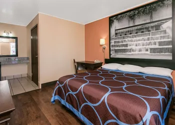 Super 8 by Wyndham Lubbock Civic Center North hotel thumbnail 7