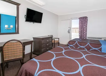 Super 8 by Wyndham Lubbock Civic Center North hotel thumbnail 8