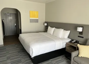 Comfort Inn & Suites hotel thumbnail 2