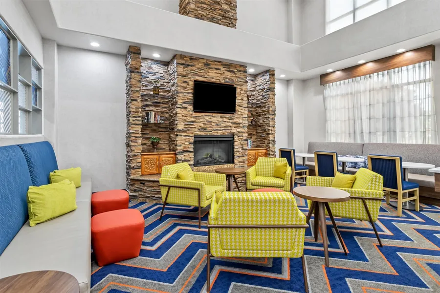 Hampton Inn & Suites Farmington hotel detail image 2