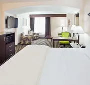 La Quinta Inn & Suites by Wyndham Fowler hotel detail image 3