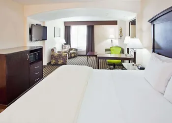 La Quinta Inn & Suites by Wyndham Fowler hotel thumbnail 3