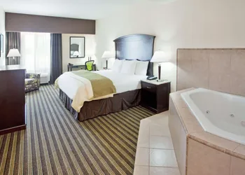 La Quinta Inn & Suites by Wyndham Fowler hotel thumbnail 6