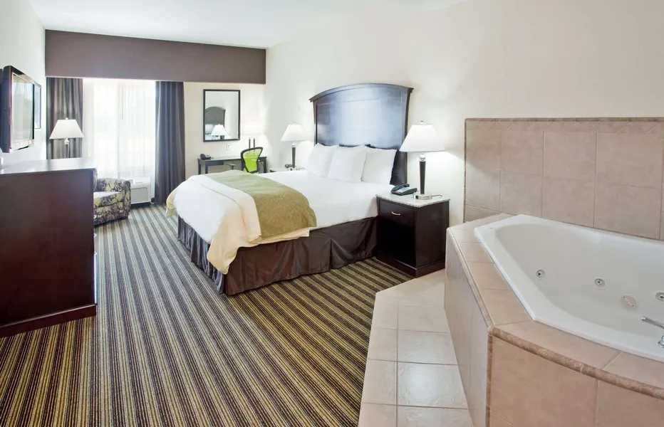 La Quinta Inn & Suites by Wyndham Fowler hotel detail image 6