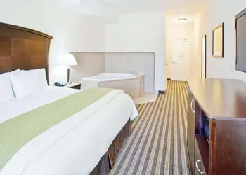 La Quinta Inn & Suites by Wyndham Fowler hotel thumbnail 7
