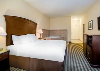 La Quinta Inn & Suites by Wyndham Fowler hotel thumbnail 8